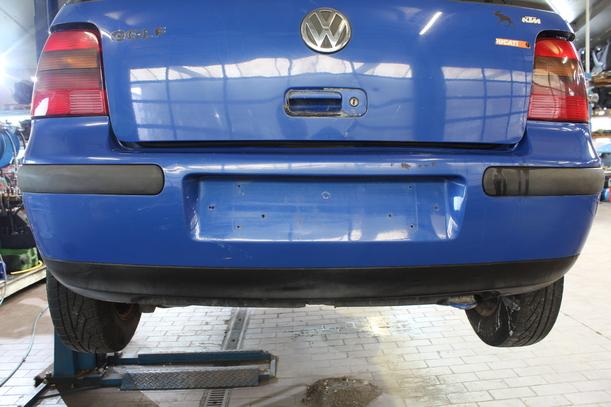 Foto: STOSSFÄNGER / STOSSSTANGE HINTEN eines VW Golf 1.4