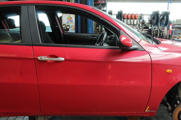 Foto: TÜR VORN RECHTS (4/5-Türer)) eines Alfa Romeo 147 1.6 Twin Spark