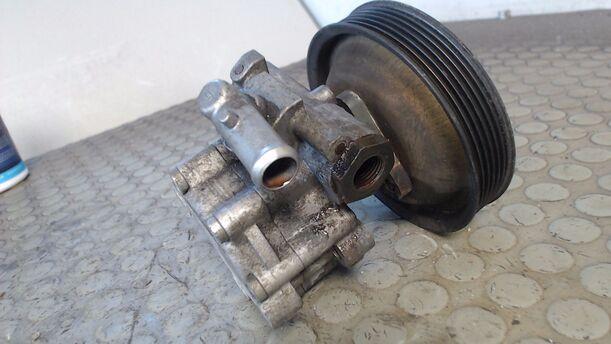 Foto: PUMPE SERVOLENKUNG eines Alfa Romeo 147 1.6 Twin Spark