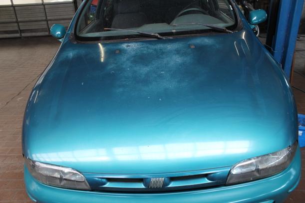 Foto: MOTORHAUBE eines Fiat Bravo 1.4 12V