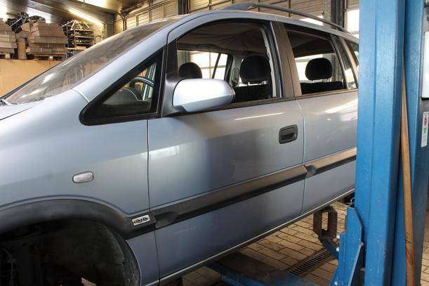 Foto: TÜR VORN LINKS eines Opel Zafira 1.8