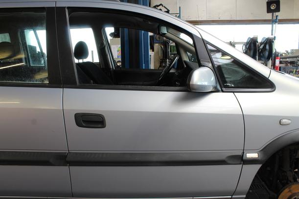 Foto: TÜR VORN RECHTS eines Opel Zafira 1.8