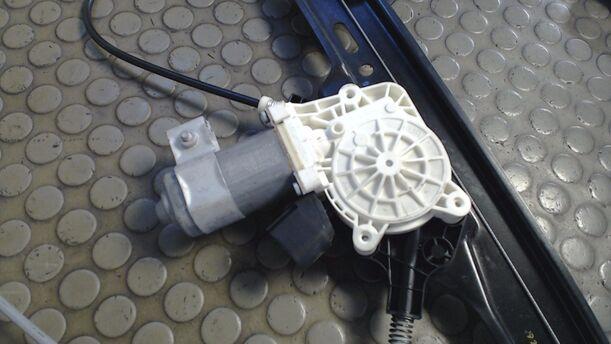 Foto: FENSTERHEBER ELEKTRISCH VORN LINKS eines BMW 525d Touring Aut. LX