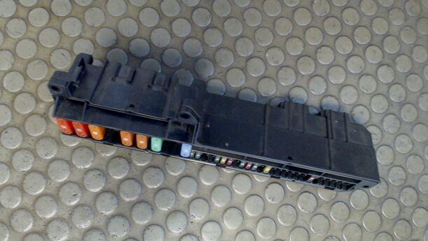 Foto: SICHERUNGSKASTEN / STROMVERTEILER / ZENTRALELEKTRIK eines BMW 525d Touring Aut. LX