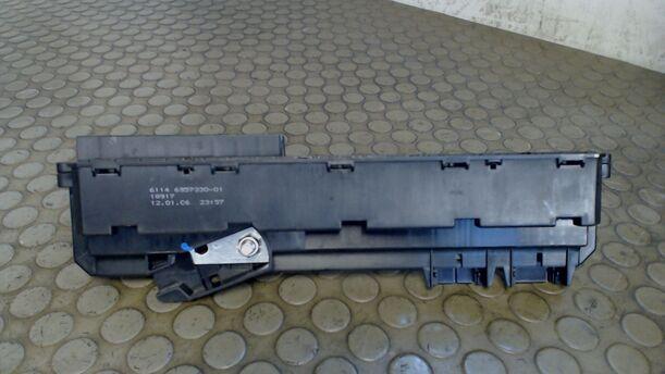 Foto: SICHERUNGSKASTEN / STROMVERTEILER / ZENTRALELEKTRIK eines BMW 525d Touring Aut. LX