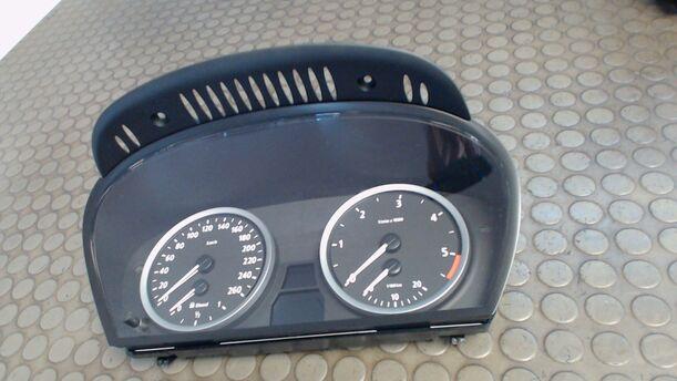 Foto: TACHOEINHEIT / KOMBIINSTRUMENT eines BMW 525d Touring Aut. LX