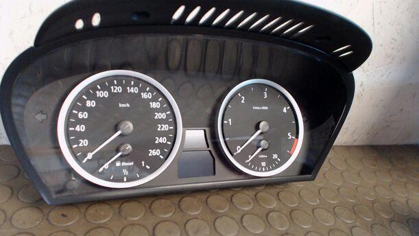 Foto: TACHOEINHEIT / KOMBIINSTRUMENT eines BMW 525d Touring Aut. LX