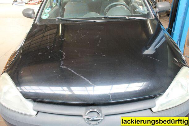 Foto: MOTORHAUBE eines Opel Corsa 1.0 12V