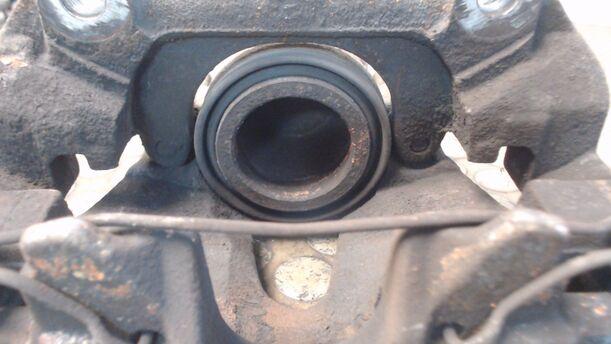 Foto: BREMSSATTEL VORNE RECHTS eines Opel Astra 1.7 CDTI Caravan DPF LX