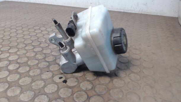 Foto: HAUPTBREMSZYLINDER eines Opel Astra 1.7 CDTI Caravan DPF LX