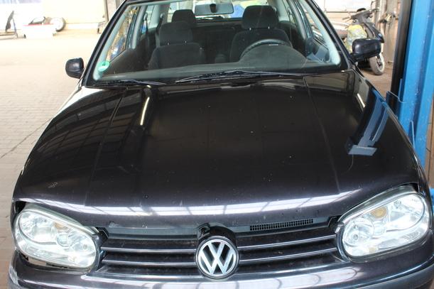Foto: MOTORHAUBE eines VW Golf 1.4 RS