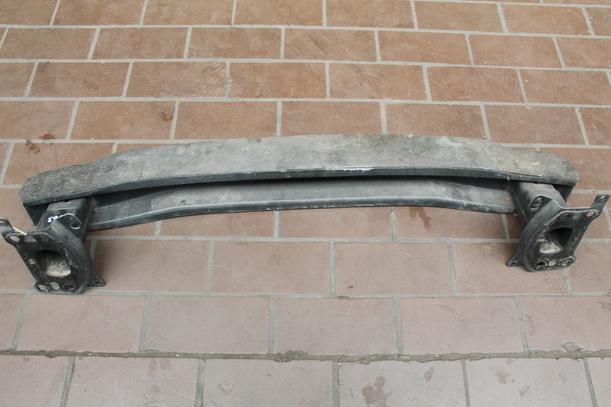 Foto: VERSTÄRKUNG VORN eines VW Touran 1.9 TDI