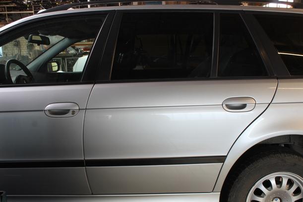 Foto: TÜR HINTEN LINKS eines BMW 525d touring Stella