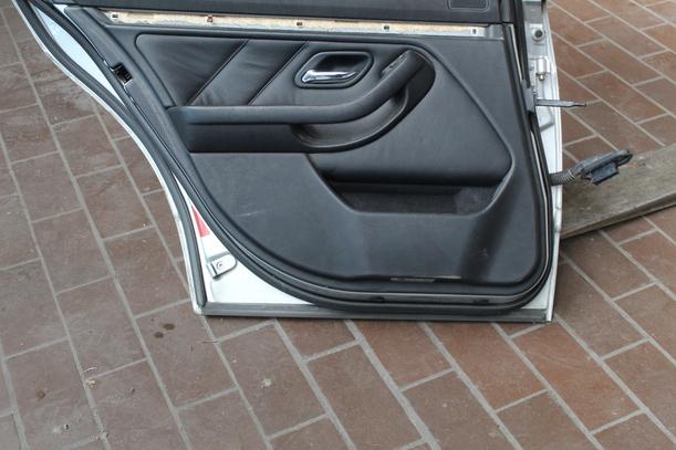 Foto: TÜR HINTEN LINKS eines BMW 525d touring Stella
