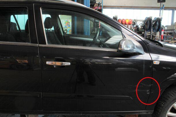 Foto: TÜR VORN RECHTS eines Opel Astra 1.9 CDTI Caravan