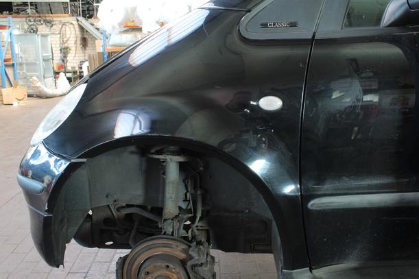 Foto: KOTFLÜGEL LINKS eines Mercedes-Benz A 140