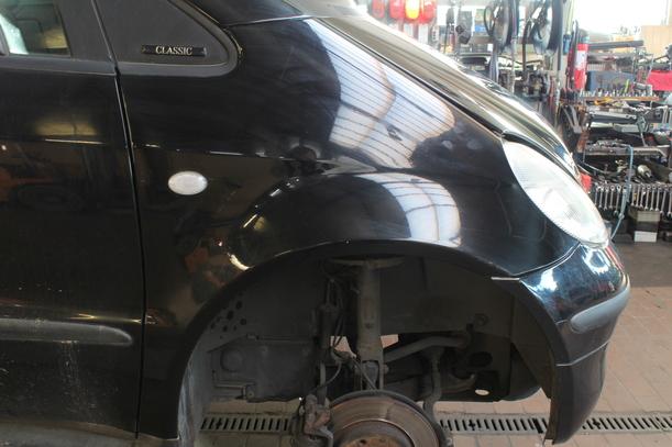 Foto: KOTFLÜGEL RECHTS eines Mercedes-Benz A 140