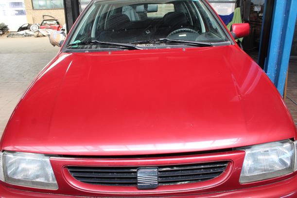 Foto: MOTORHAUBE eines Seat Cordoba Vario 1.6i GL