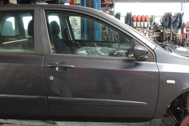 Foto: TÜR VORN RECHTS (4/5-Türer) eines Fiat Stilo 2.4 20V