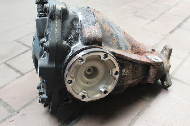 Foto: HINTERACHSGETRIEBE / DIFFERENTIAL eines Mercedes-Benz E 280 Conceptline