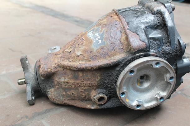 Foto: HINTERACHSGETRIEBE / DIFFERENTIAL eines Mercedes-Benz E 280 Conceptline