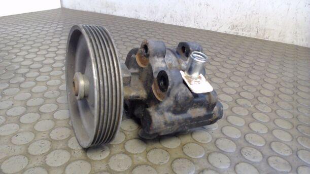 Foto: PUMPE SERVOLENKUNG / SERVOPUMPE eines Renault R 19 1.8 Conceptline