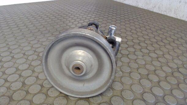 Foto: PUMPE SERVOLENKUNG / SERVOPUMPE eines Renault R 19 1.8 Conceptline