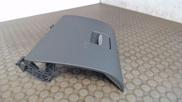 Foto: HANDSCHUHFACHKLAPPE eines Ford Focus 2.0 16V Conceptline