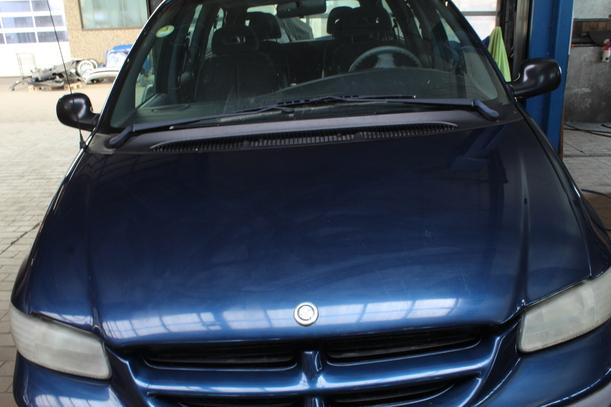 Foto: MOTORHAUBE eines Chrysler Voyager 2.5 TD Comfortline