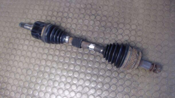 Foto: ANTRIEBSWELLE LINKS eines Chrysler Voyager 2.5 TD