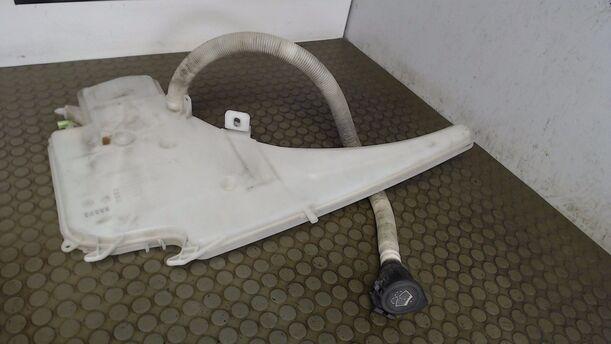 Foto: SCHEIBENWASCHBEHÄLTER eines BMW 118i