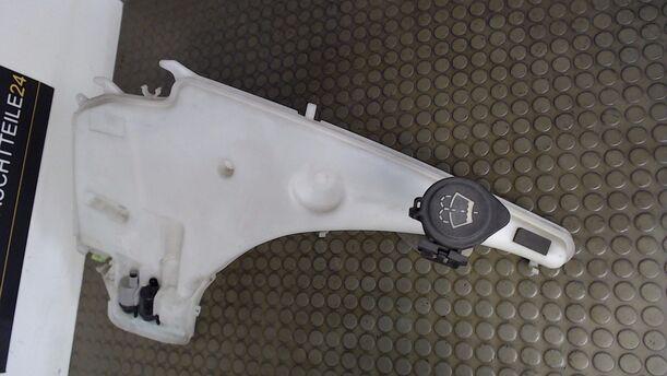 Foto: SCHEIBENWASCHBEHÄLTER eines BMW 118i