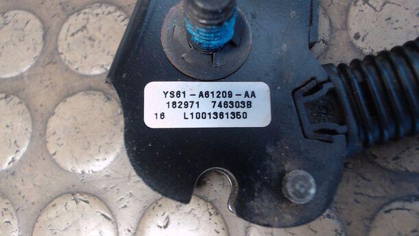 Foto: GURTSTRAFFER VORNE LINKS eines Ford Puma C
