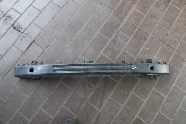 Foto: QUERTRÄGER / VERSTÄRKUNG VORN eines VW Polo