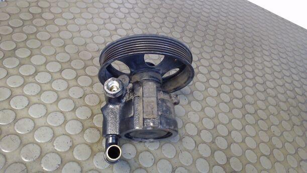 Foto: PUMPE SERVOLENKUNG / SERVOPUMPE eines Opel Omega Caravan 2.2 16 V