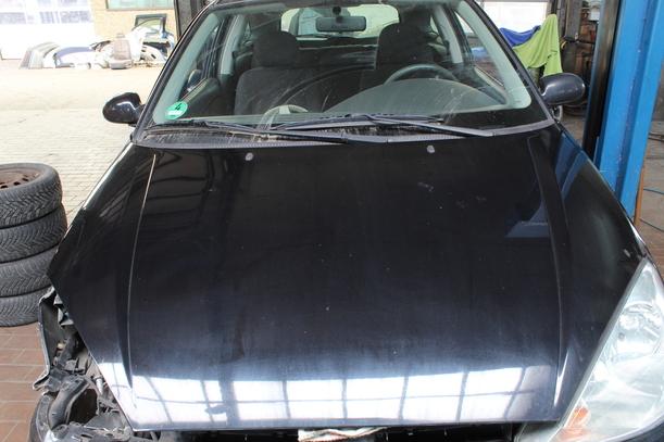 Foto: MOTORHAUBE eines Ford Focus Eco