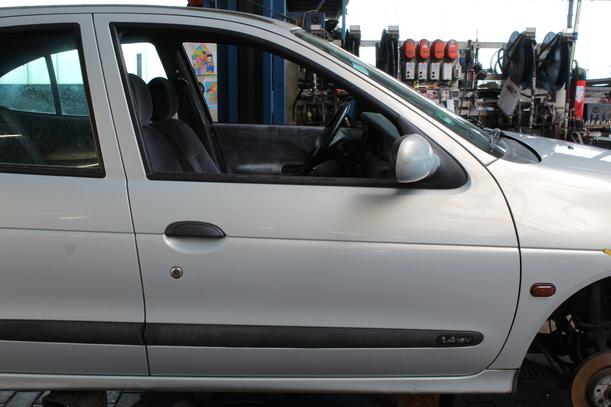 Foto: TÜR VORN RECHTS eines Renault Megane Classic 1.4 C