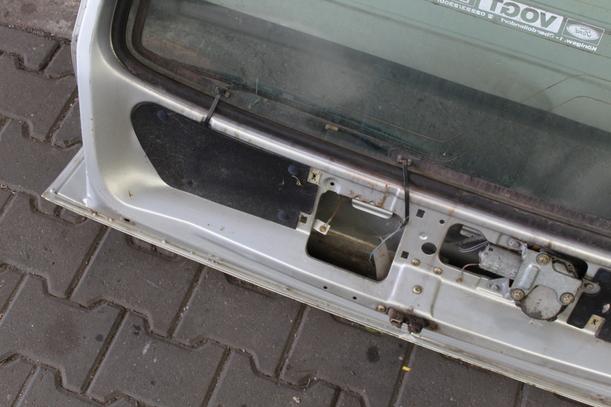 Foto: HECKKLAPPE / HECKDECKEL eines Ford Escort C