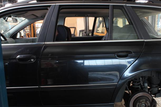 Foto: TÜR HINTEN LINKS eines BMW 520i touring C