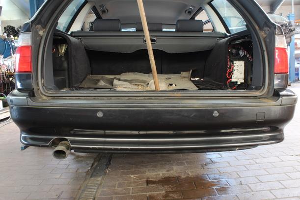 Foto: STOßSTANGE HINTEN eines BMW 520i touring C