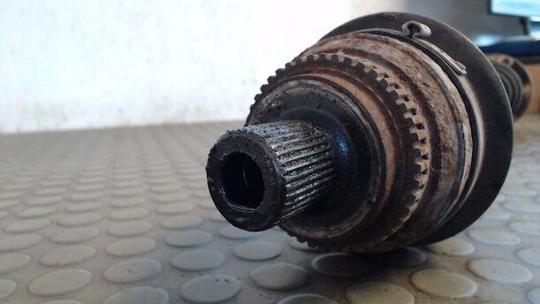 Foto: ANTRIEBSWELLE VORN LINKS eines Audi A6 Avant 1.8 groove up!