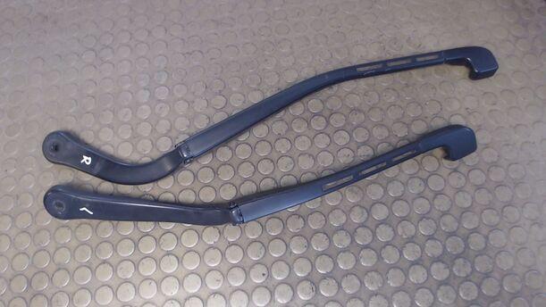Foto: SCHEIBENWISCHERARME VORN eines BMW 320d DPF Touring