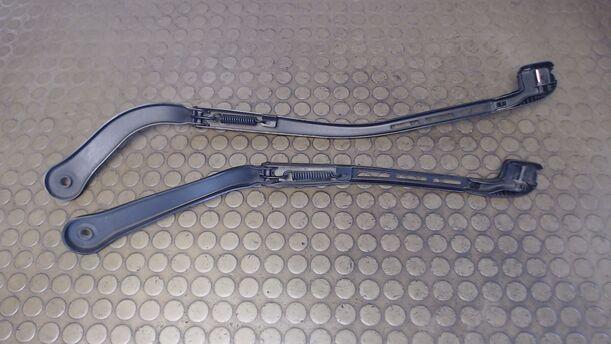 Foto: SCHEIBENWISCHERARME VORN eines BMW 320d DPF Touring
