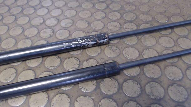 Foto: HECKKLAPPENDÄMPFERPAAR eines BMW 320d DPF Touring