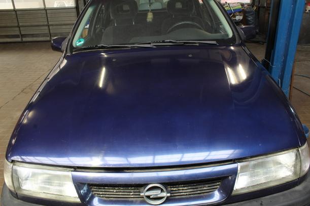Foto: MOTORHAUBE eines Opel Vectra SLX