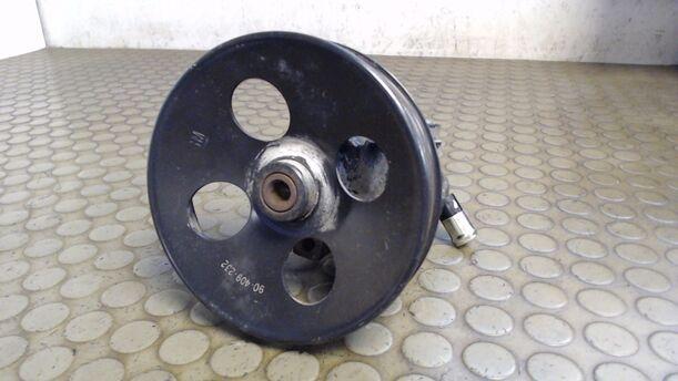 Foto: PUMPE SERVOLENKUNG / SERVOPUMPE eines Opel Vectra SLX