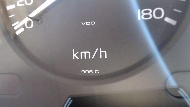 Foto: TACHOEINHEIT eines Nissan Micra