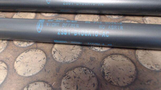 Foto: HECKKLAPPENDÄMPFERPAAR eines Ford Fiesta 1.6 GLX