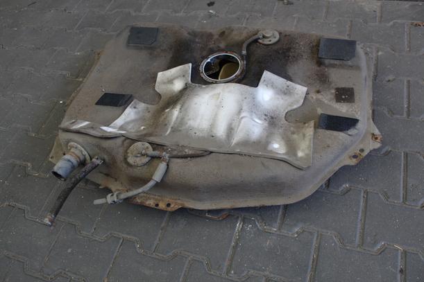 Foto: KRAFTSTOFFTANK eines Mazda 323 P 1.5