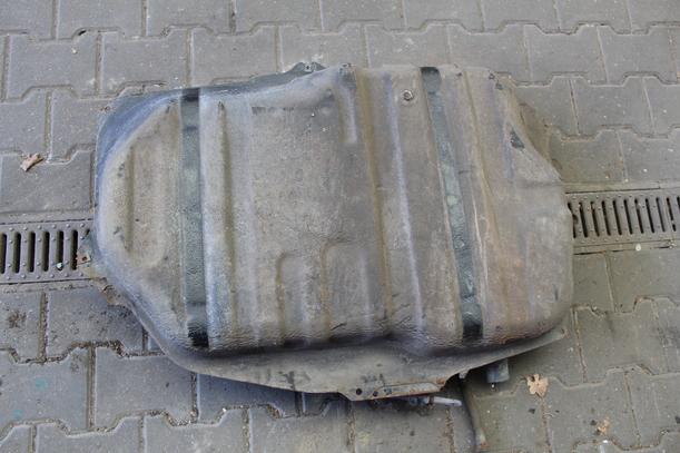 Foto: KRAFTSTOFFTANK eines Mazda 323 P 1.5